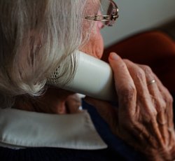 Oudere vrouw aan de telefoon